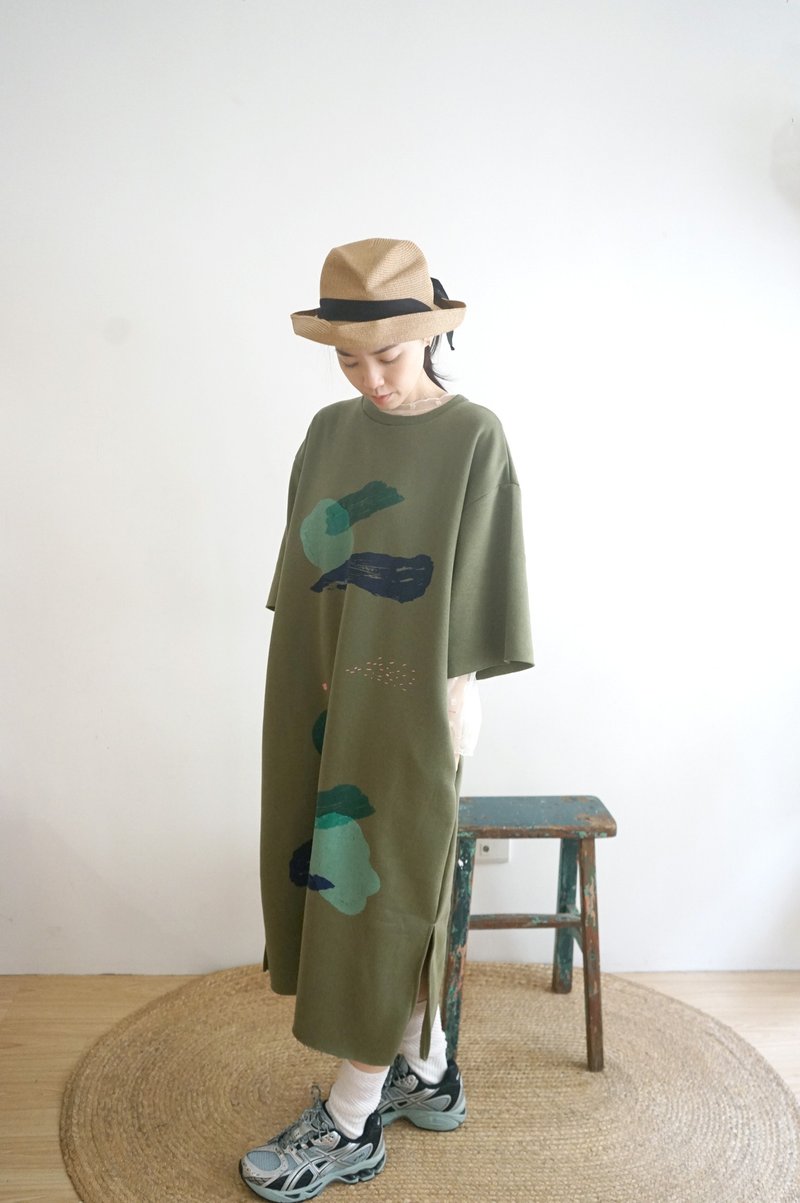 深綠長長不修邊可愛七分開衩刷毛洋裝 餅乾小狗 自由海 - 洋裝/連身裙 - 棉．麻 綠色