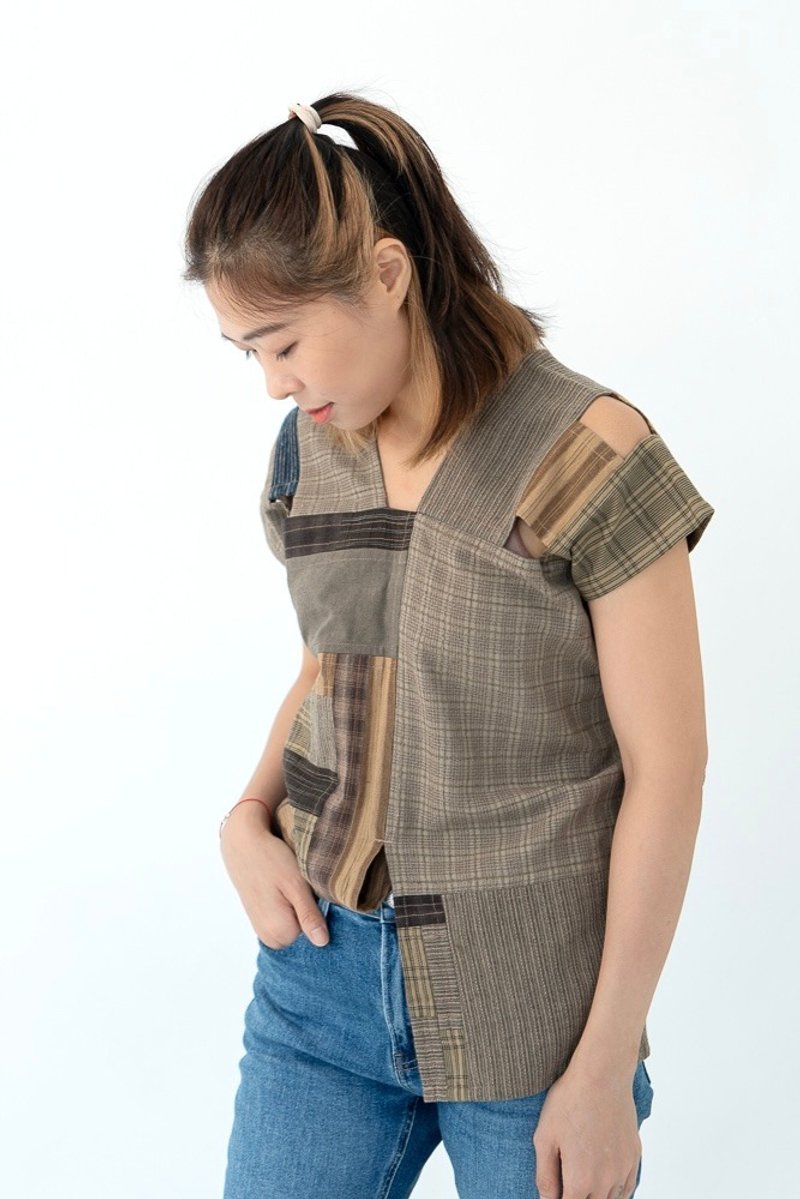 Unique pure cotton first-dyed fabric asymmetrical striped geometric plaid contrasting patchwork square jacket square jacket - เสื้อกั๊กผู้หญิง - ผ้าฝ้าย/ผ้าลินิน สีกากี