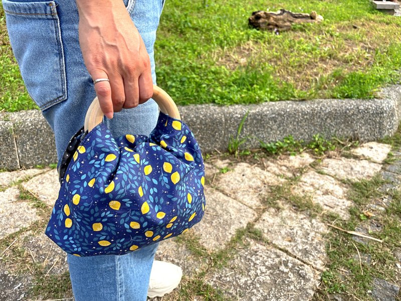 [Purely Handmade] Yellow Lemon Wooden Ring Handbag Handbag Korean Fabric - กระเป๋าถือ - ผ้าฝ้าย/ผ้าลินิน สีน้ำเงิน