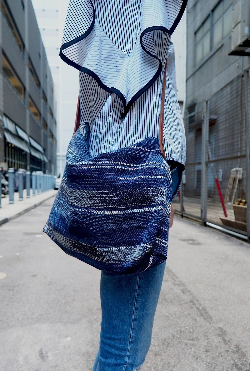 Hand-woven cross-body bag - กระเป๋าแมสเซนเจอร์ - ผ้าฝ้าย/ผ้าลินิน สีน้ำเงิน