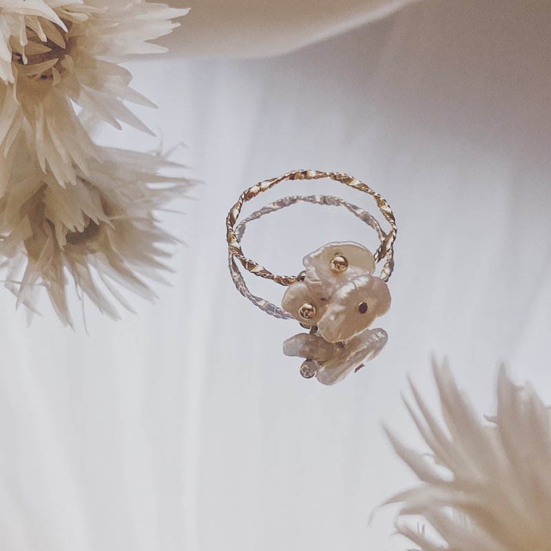 Blooming Petal Freshwater Pearl Ring - แหวนทั่วไป - ไข่มุก สีทอง