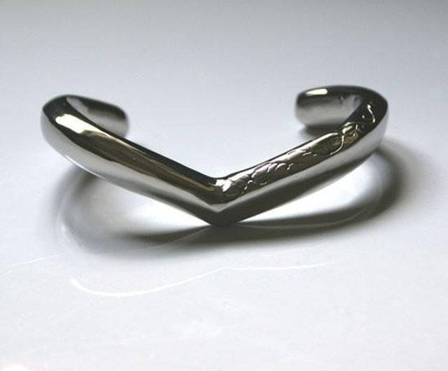 V Line Stainless Bangle - 設計館Brands珠宝手鍊/手環- Pinkoi