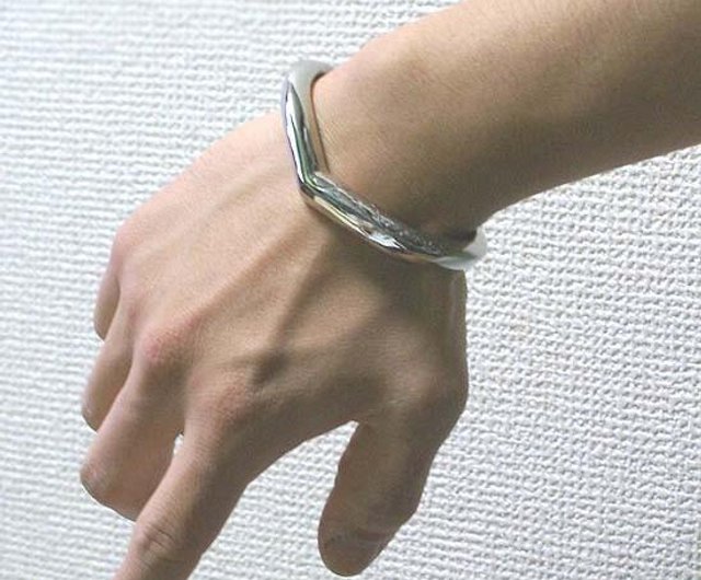 V Line Stainless Bangle - 設計館Brands珠宝手鍊/手環- Pinkoi