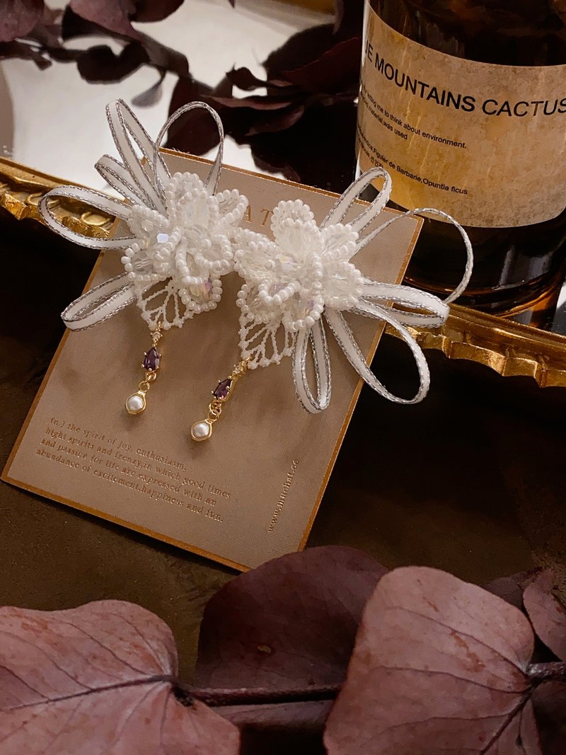 北極星世界。MUCHAT手作14+18KGP立體蕾絲水晶珠花耳環 - 耳環/耳夾/耳骨夾 - 其他金屬 白色