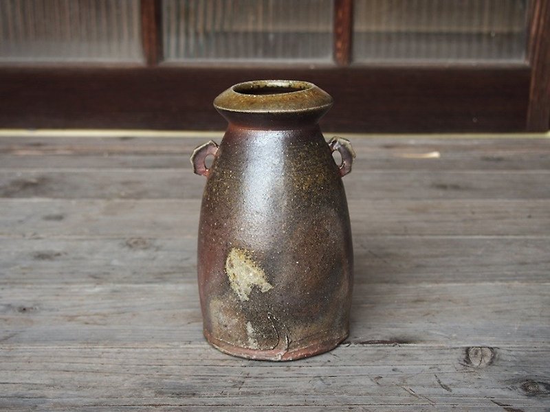 Bizen with flowers _h 1 - 0 18 - Plants - Pottery Brown