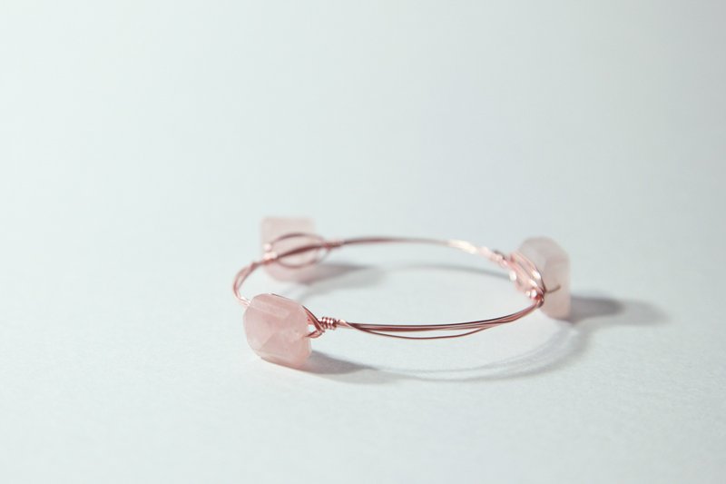 Hanami Yayoi: Hand three cherry rose quartz bracelet rose gold copper - สร้อยข้อมือ - เครื่องเพชรพลอย สึชมพู