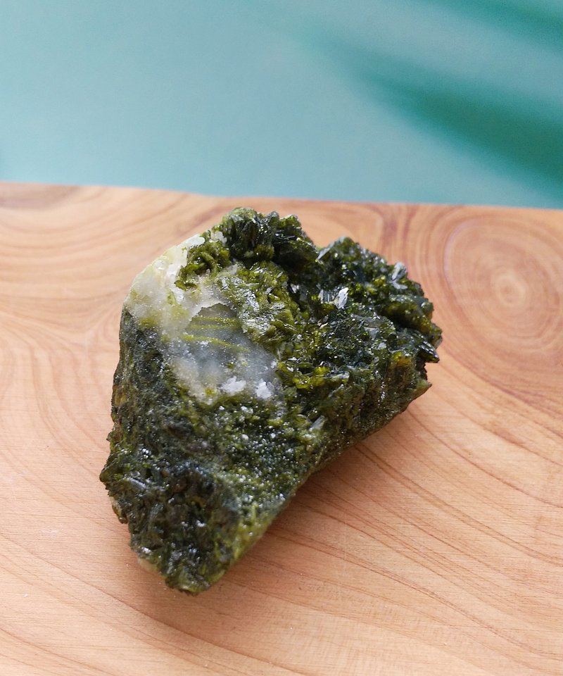 Epidote  四川產地 綠簾石 水晶共生礦 天然礦石 原礦 - 擺飾/家飾品 - 其他材質 