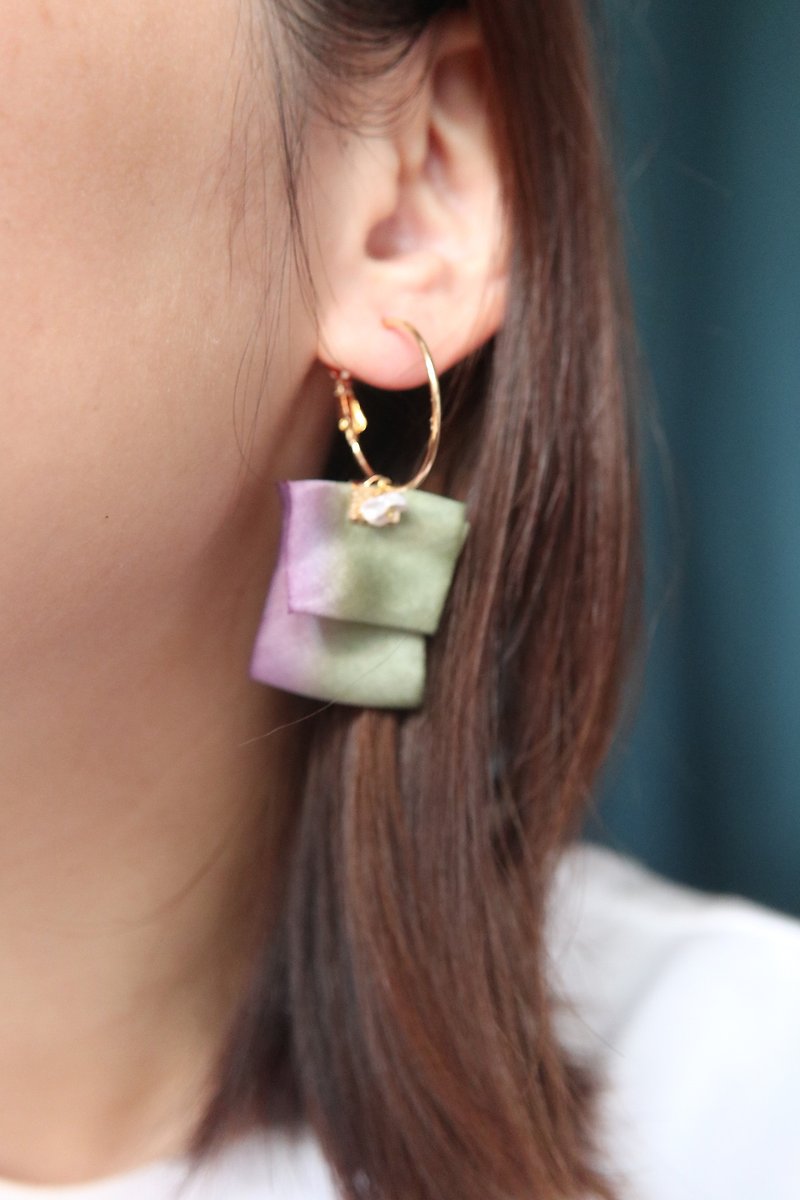 Tie-dye ribbon mother-of-pearl metal ring earrings ear clip | purple green | can be customized - Earrings & Clip-ons - Silk Multicolor