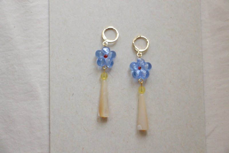 Sailing cliff edge small flower glass shell earrings sea blue - Earrings & Clip-ons - Colored Glass 