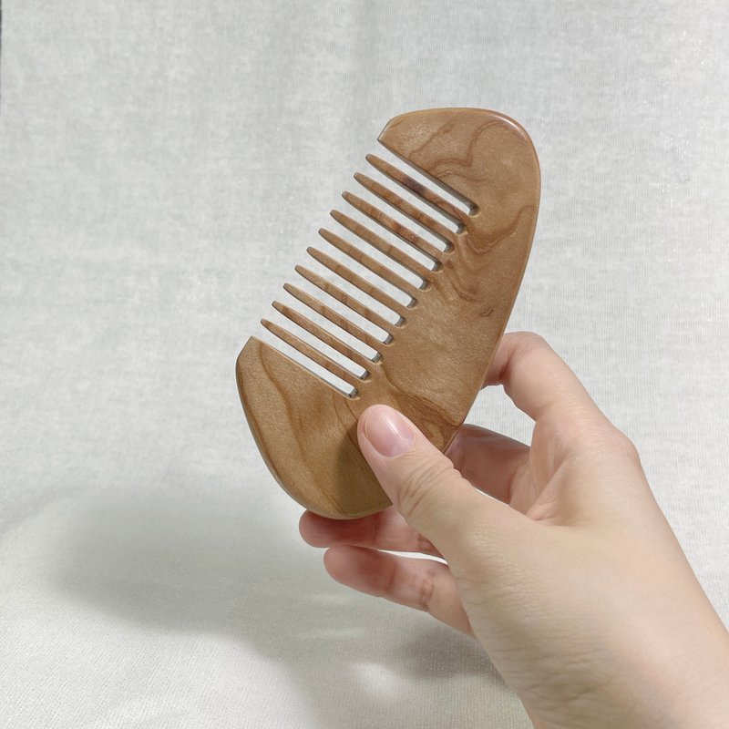 handcrafted wood comb - อุปกรณ์แต่งหน้า/กระจก/หวี - ไม้ สีนำ้ตาล