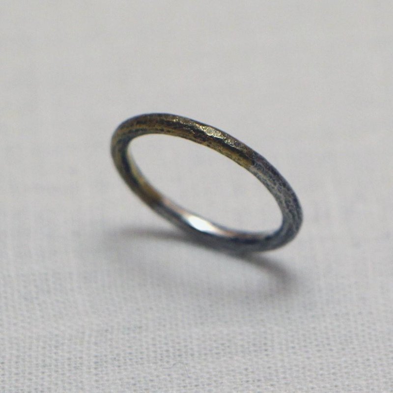 細やかな陰影の指輪 - リング - 金属 ゴールド