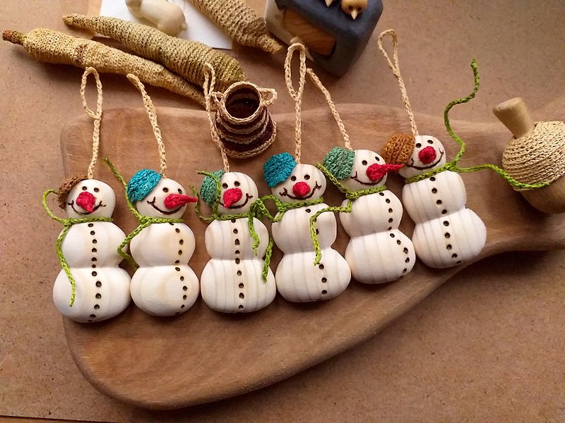 套聖誕樹裝飾或桌裝飾的三個雪人裝飾品。 - 裝飾/擺設  - 木頭 