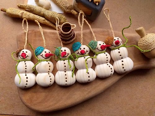 plad 套聖誕樹裝飾或桌裝飾的三個雪人裝飾品。