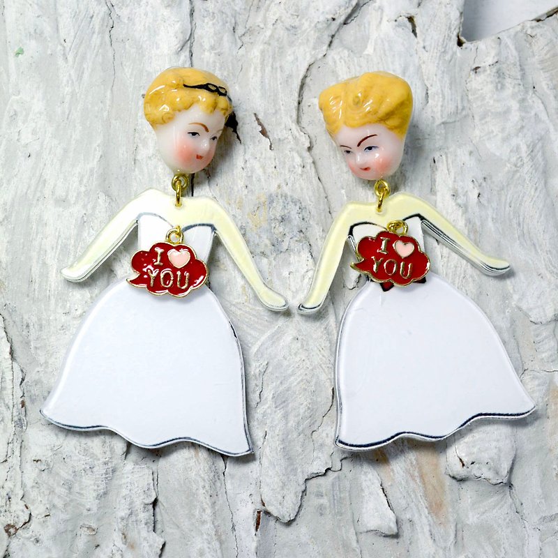 TIMBEE LO 新娘子耳環 防陶瓷娃娃頭 壓克力膠片身體 單隻發售 - 耳環/耳夾 - 塑膠 白色