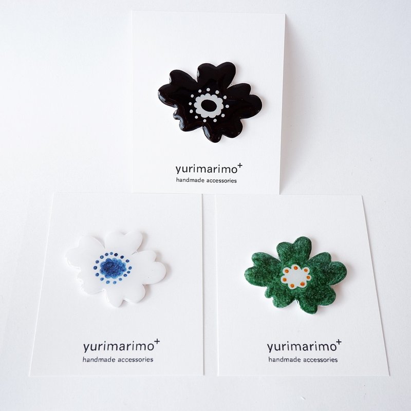 お花のブローチ　北欧 ネモフィラ かわいい ポイント プレゼント 黒 白 緑 グリーン 軽い かるい - 胸針 - 塑膠 黑色