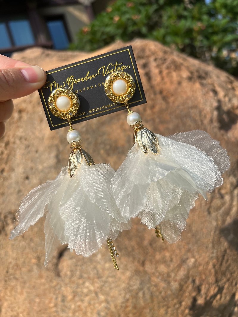 Exclusive Original Vintage Button Ballerina Earrings Can Be Clipped - Shiny White - ต่างหู - โลหะ ขาว