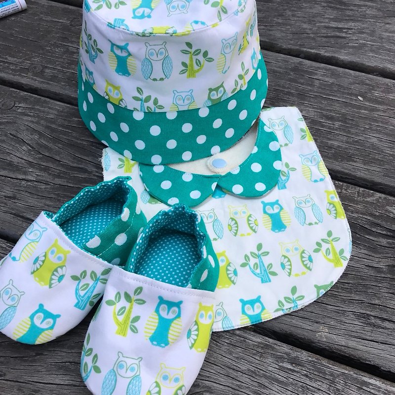 フクロウの出生ギフト -  +帽子+よだれかけ幼児の靴三つのグループ - 出産祝い用贈物 - 紙 グリーン