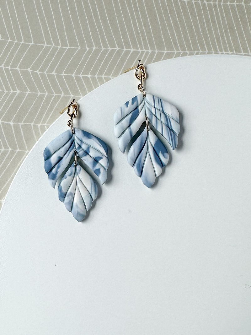 • Handcrafted Polymer Clay Earrings • Blue & White Swirl Foliage - ต่างหู - ดินเผา สีน้ำเงิน