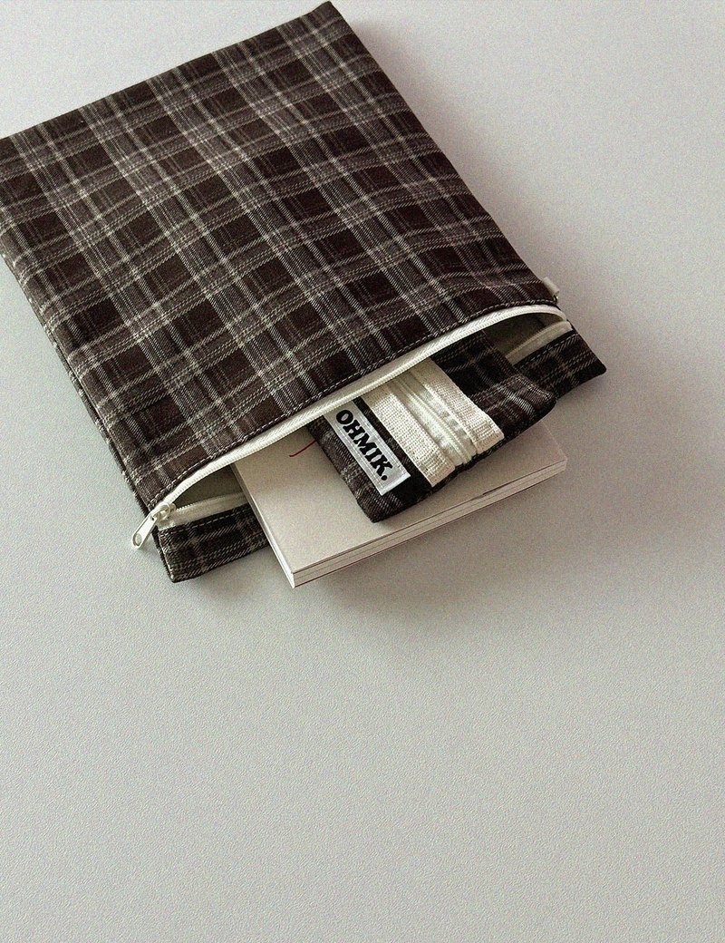iPad Book Pouch 009 Brown Check - 書衣/書套 - 棉．麻 多色