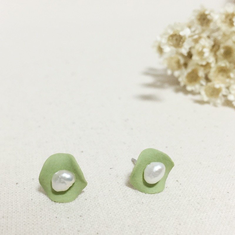 Handmade Clay Lotus Leaf with Pearl Earring - Grass Green - Earrings & Clip-ons - Pottery Green
