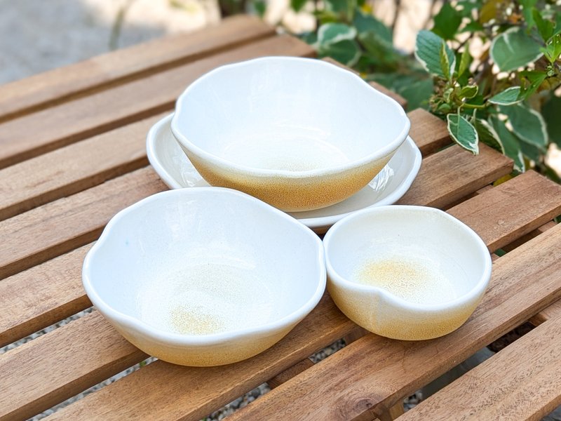 Handmade ceramic 4 plates set, Heart shaped plate, Set of pottery bowls - 碗 - 陶 白色