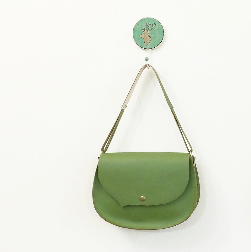 Small bangs to the left side of the leather side of the saddle bag autumn green only one - กระเป๋าแมสเซนเจอร์ - หนังแท้ สีเขียว