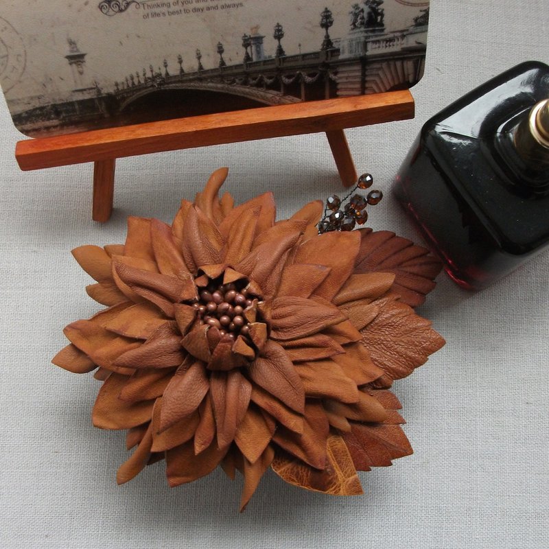 Brown flower brooch made of genuine leather - 胸針 - 真皮 咖啡色