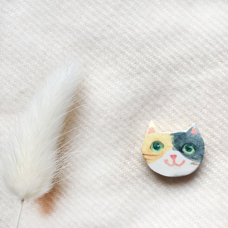 Handmade painted three-colored cat pins - Brooches - Clay White