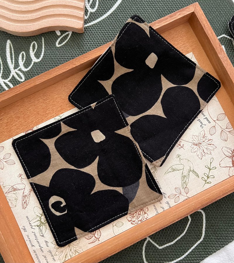 Zakka style handmade coasters large black flower patchwork coasters - ที่รองแก้ว - ผ้าฝ้าย/ผ้าลินิน หลากหลายสี