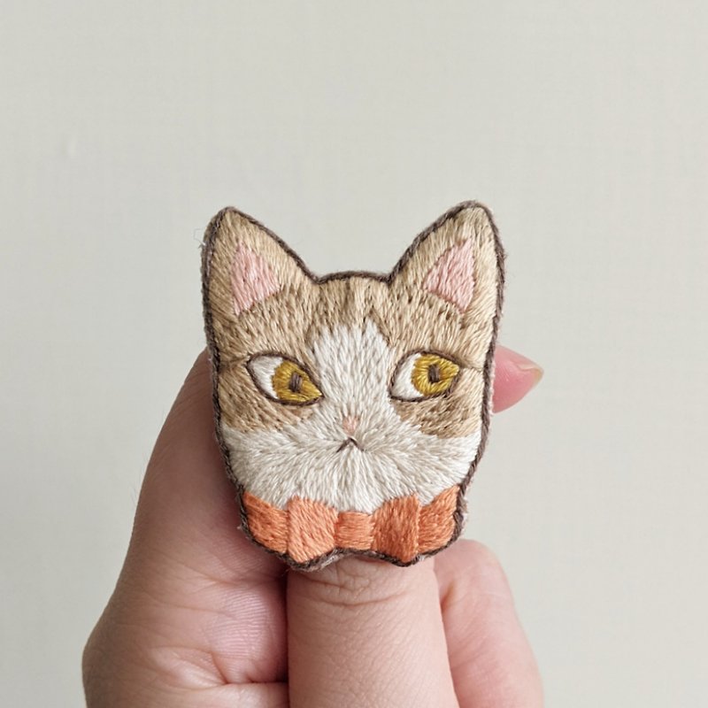 領結貓咪客製化 手工刺繡別針 寵物似顏繪 客製禮物 - 襟章/徽章 - 棉．麻 多色