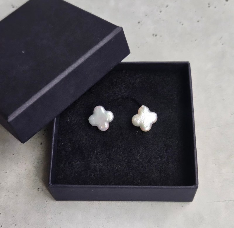 【Japan Handmade】幸運を運ぶ、四つ葉の1粒パールピアス - 耳環/耳夾/耳骨夾 - 寶石 白色