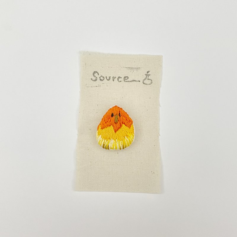 Original design l parrot embroidery brooch embroidery pin bird brooch animal embroidery custom embroidery - เข็มกลัด - ผ้าฝ้าย/ผ้าลินิน หลากหลายสี