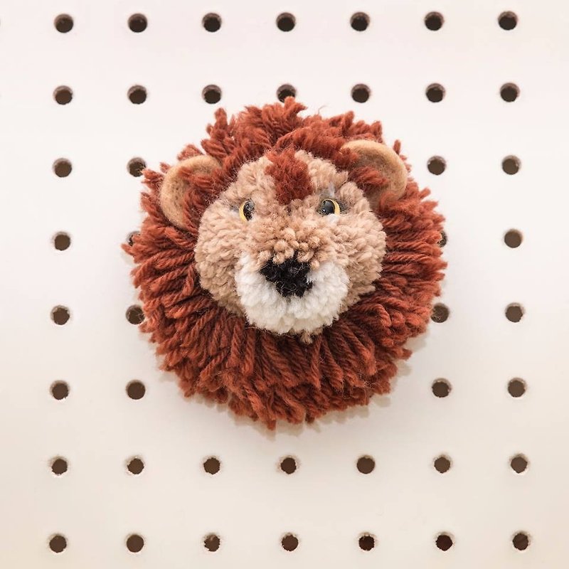 Hand-made - wool ball pin - Lion King pin - Brooches - Wool Brown