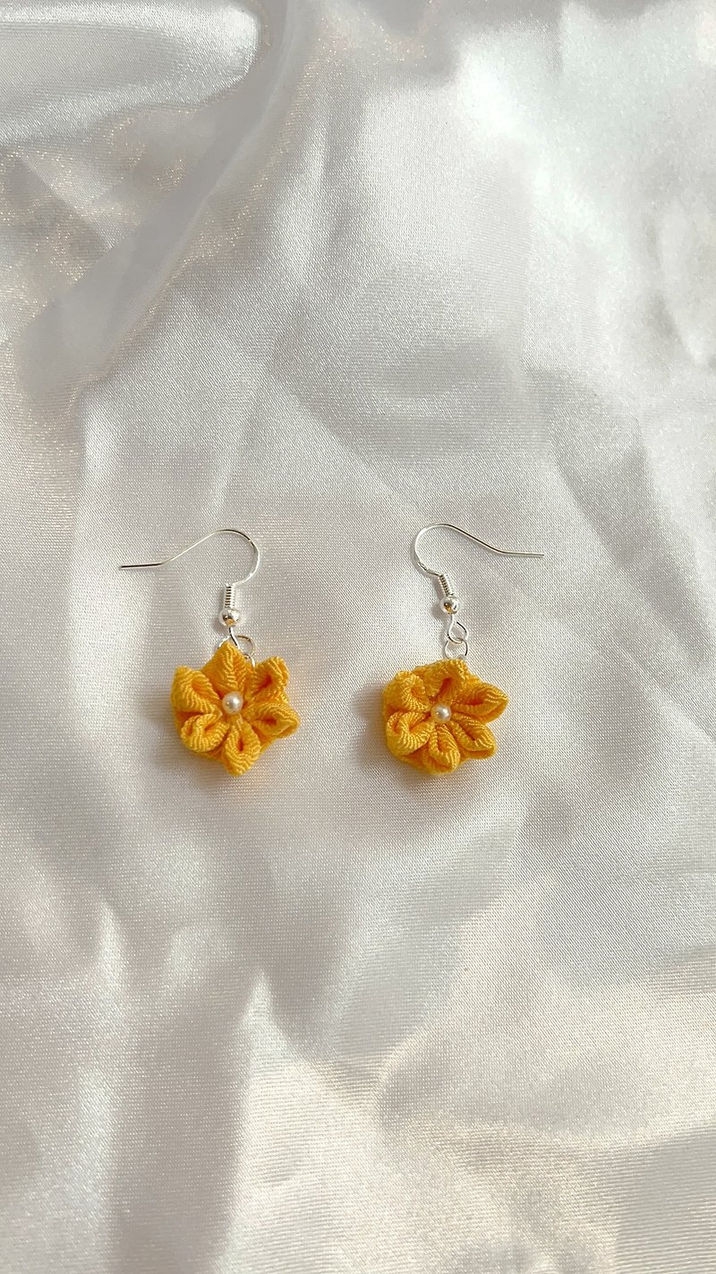 日式手捏花Handmade yellow daisy earrings tumami zaiku - Earrings & Clip-ons - Nylon Yellow