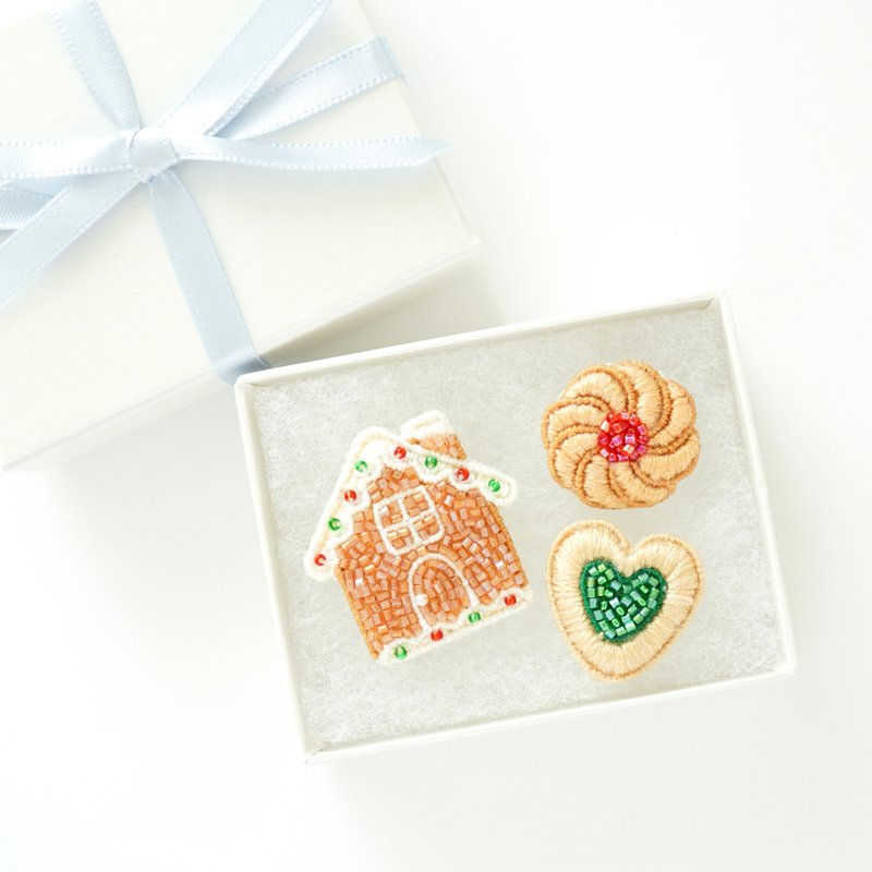 Beaded Christmas cookie brooch & pin badge 3-piece set Candy house brooch Jam cookie pin badge - เข็มกลัด - วัสดุอื่นๆ สีนำ้ตาล