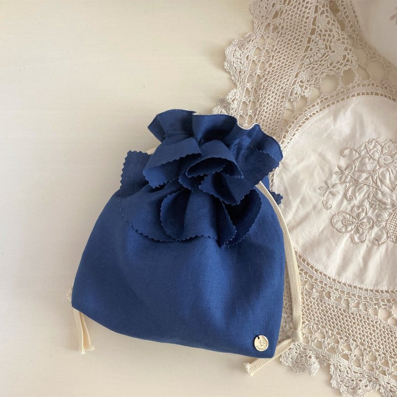 French Linen Tuck Frill Drawstring Pouch Deep Blue - กระเป๋าเครื่องสำอาง - ผ้าฝ้าย/ผ้าลินิน สีน้ำเงิน