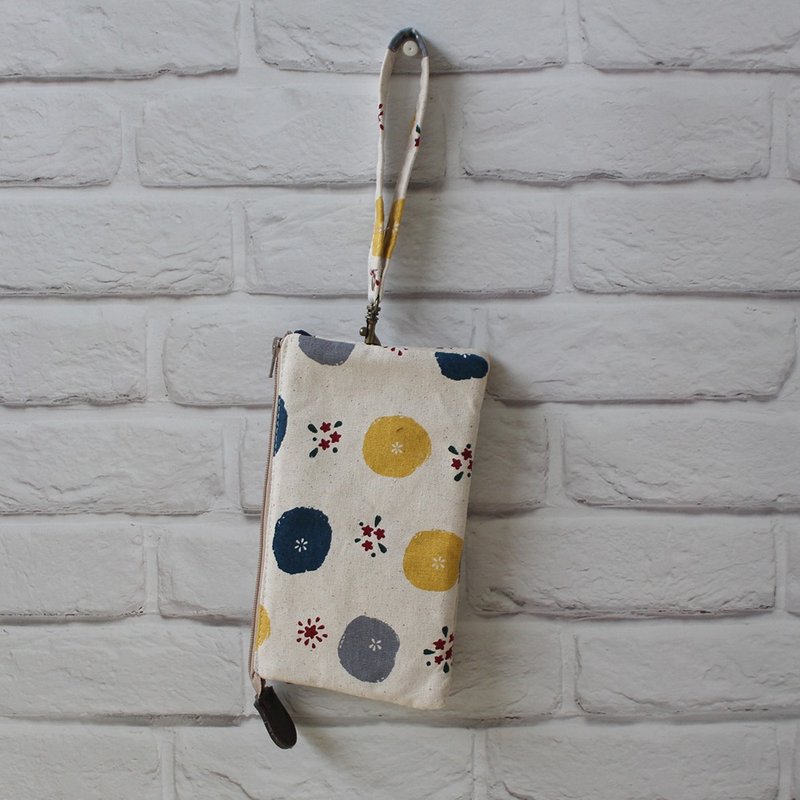 Daifuku (beige) (long style with wrist strap) / storage bag mobile phone bag - กระเป๋าสตางค์ - ผ้าฝ้าย/ผ้าลินิน สีเหลือง