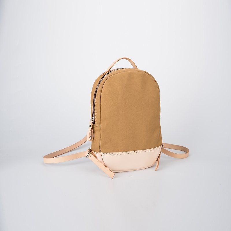 [Canvas meets leather] Handmade wild stitching casual canvas backpack minimalist Japanese style canvas bag - กระเป๋าเป้สะพายหลัง - ผ้าฝ้าย/ผ้าลินิน สีทอง