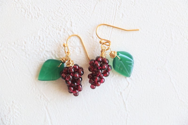 Garnet grape earrings - 18k gold plated earrings - ต่างหู - เครื่องเพชรพลอย สีแดง