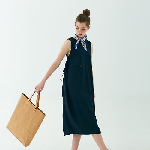 MAM HANDS STUDIO 舒適自然藏藍色黑色口袋U型設計背心長裙洋裝優雅連衣裙