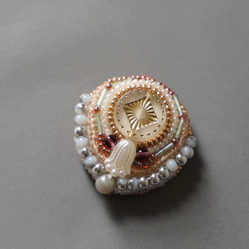 Very light and chatty brooch 49 Beaded embroidery brooch White Silver pink Flower One of a kind - เข็มกลัด - แก้ว ขาว