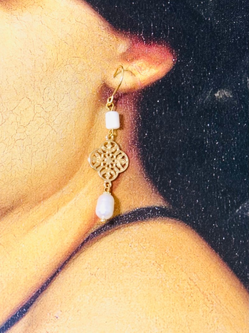 珍珠系列 - 白碟貝與珍珠垂墜耳環 - 耳環/耳夾/耳骨夾 - 珍珠 白色