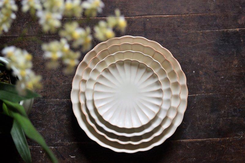 Tooth white reunion flower plate set (4 pieces in total) - Small Plates & Saucers - Pottery White