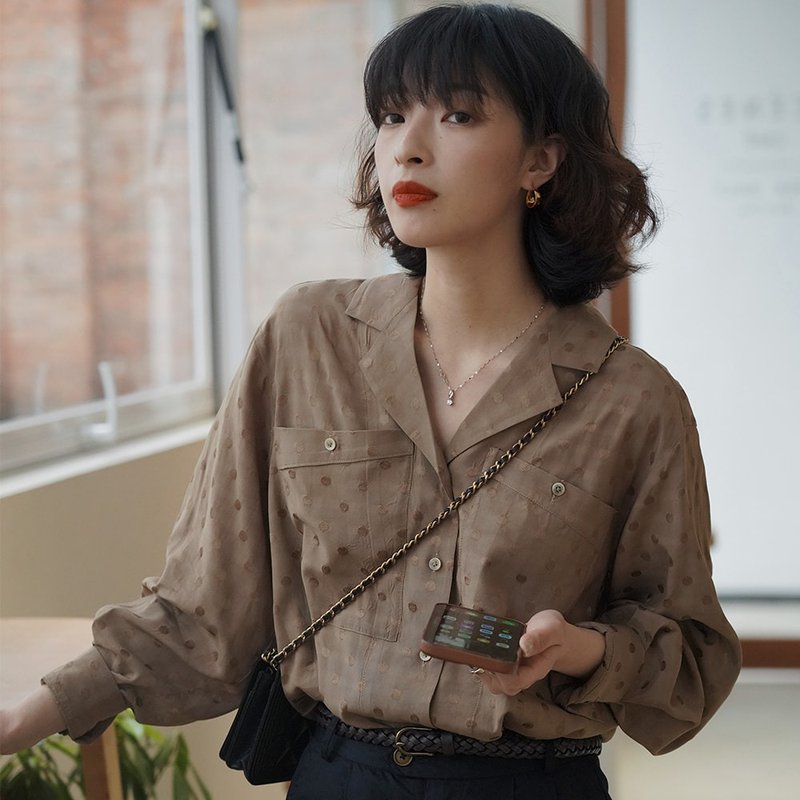 卡其色小波點休閒襯衫|襯衫|上衣|春款|棉滌混紡|Sora-709 - 女襯衫 - 棉．麻 卡其色