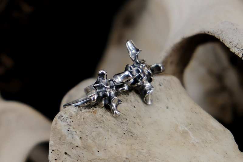 【山骸紀】十字骨胳戒 - 戒指 - 銀 銀色