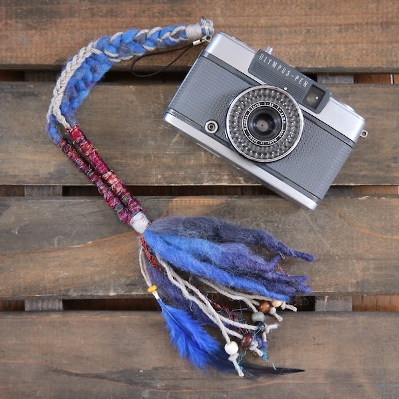 <5/10 scheduled to end> ​​Feather ornaments with wood beads Hemp and knit handstrap blue - Cameras - Other Materials Blue