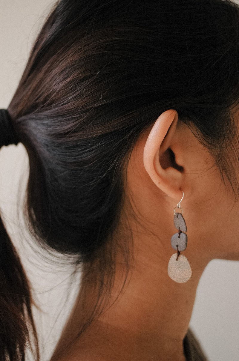 I WEAR EARTH  | Ceramic Earring | Pebble Balancing - 耳環/耳夾/耳骨夾 - 陶 咖啡色