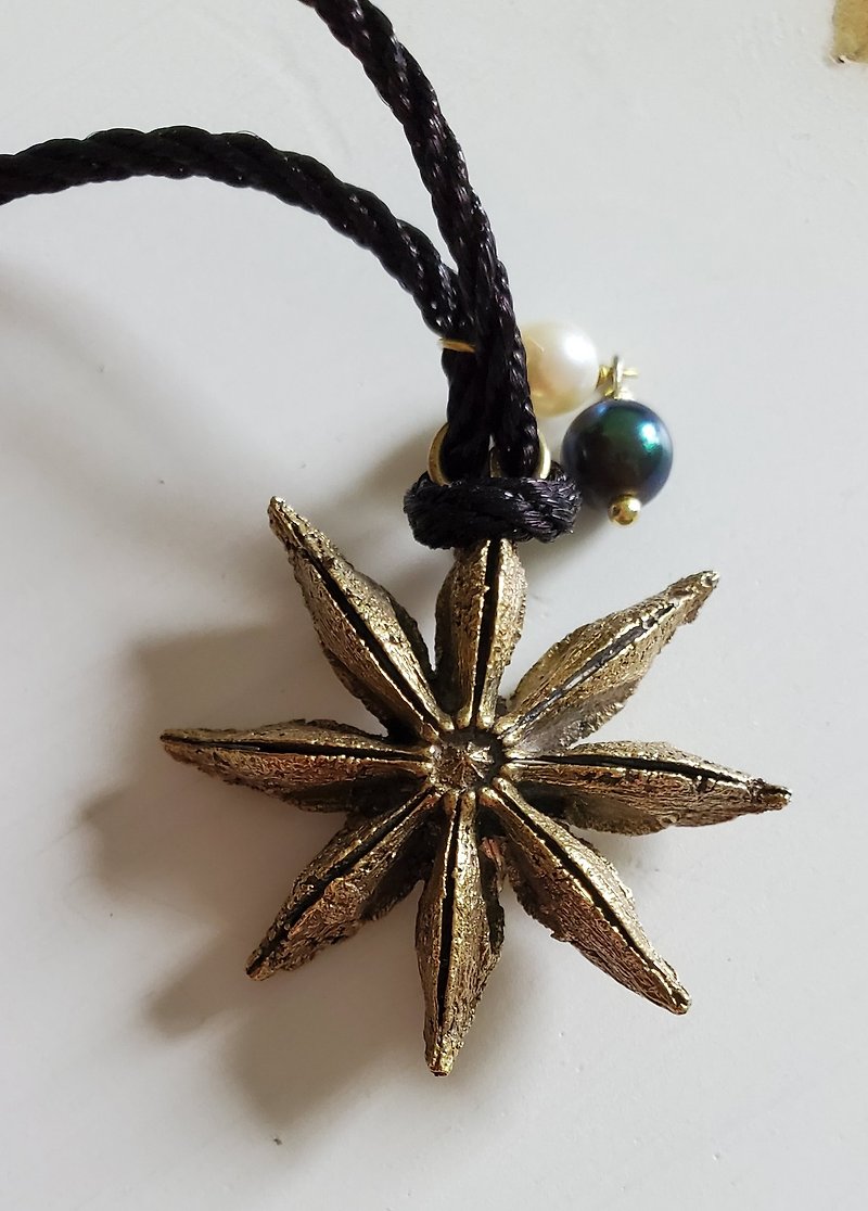 Nature collection:  brass star anise and pearl pendant necklace (with certificat - สร้อยคอ - เครื่องเพชรพลอย 