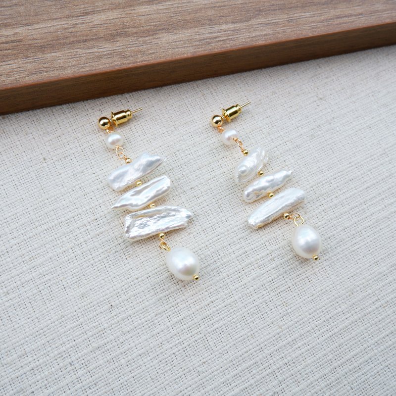 Freshwater Pearl Post  Earring - 耳環/耳夾/耳骨夾 - 珍珠 白色