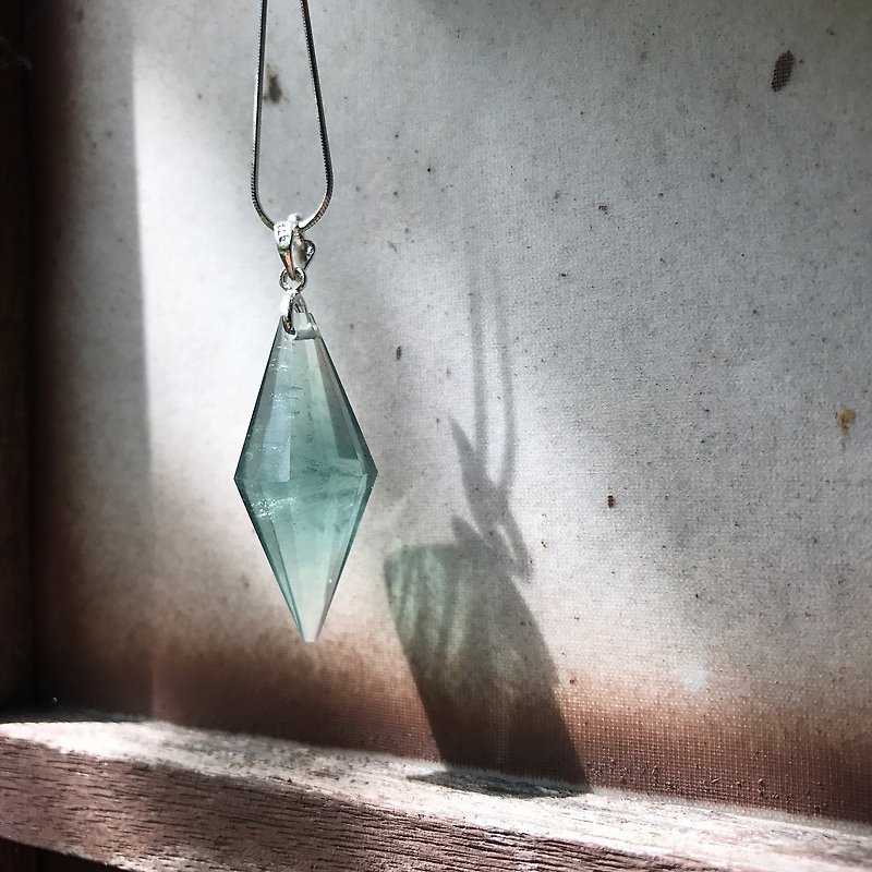 [Lost and find] natural stone fluorite stone necklace - สร้อยคอ - เครื่องเพชรพลอย สีเขียว